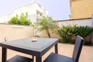 a table and chairs on a patio with plants at Appartamento Leo in Brindisi