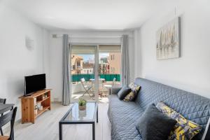 a living room with a couch and a television at Apartamento La Concha in Candelaria