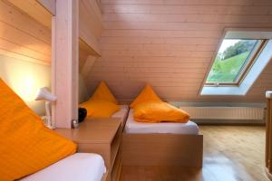 two beds in a small room with a window at Riehle Hof in Zell am Harmersbach
