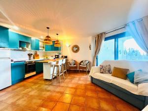 a living room with a couch and a kitchen at Perlazul in Peniscola