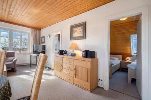 a room with a bedroom with a bed and a desk at Fischerhus Anne Jensen in Pellworm