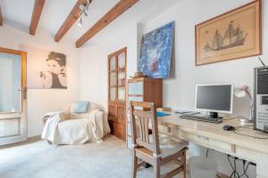 a room with a desk with a computer and a chair at Villa Can Got in Sóller