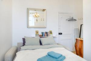 a bedroom with a bed with two blue towels on it at Joli studio près de Monaco in Beausoleil