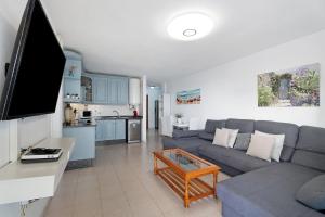 a living room with a couch and a table at Penthause Luxe 501 sea View pool in Playa Fañabe