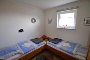 two twin beds in a room with a window at Ferienhaus Uslar Gmbh Uslar in Uslar