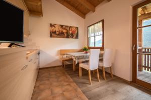 a kitchen and dining room with a table and chairs at Kreuzhof links in Novacella
