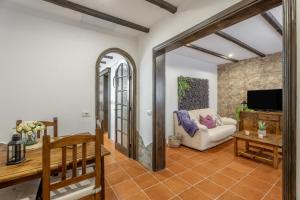 a living room with a couch and a tv at Casa Abuelo Manuel in El Draguito