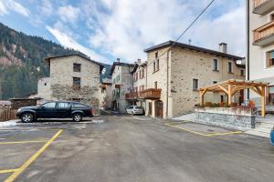 a car parked in a parking lot next to a building at Appartamento Le Cigamole in Valfurva