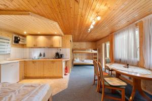 a kitchen and dining room with a table and chairs at Bungalow 26 - Kimbucht in Reichendorf