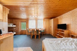 a room with a table and chairs and a bedroom at Bungalow 26 - Kimbucht in Reichendorf