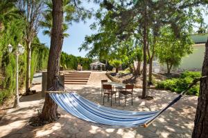a hammock in a park with a table and chairs at Casa rural cavila in Pliego