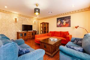 a living room with two couches and a tv at Casa rural cavila in Pliego