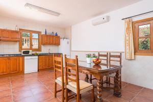 a kitchen with a table and chairs in a room at Ses Llegitimes in Marratxí 