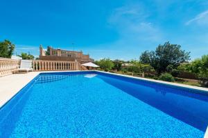 a large swimming pool with blue water at Ses Llegitimes in Marratxí 