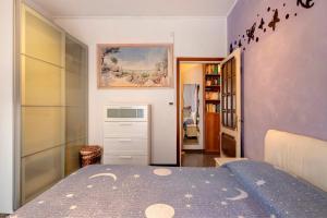 a bedroom with a bed and a painting on the wall at A due passi dal mare in Pietra Ligure
