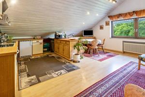 a room with a kitchen and a dining room at Haus am Mühlenbach in Hilzingen