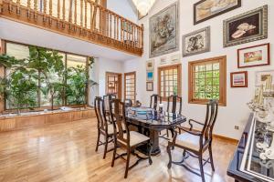 a dining room with a table and chairs at Villa Tramontana in Lloseta