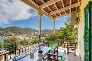 a balcony with a table and chairs and a view at Veroni's studio 1 in Vathi
