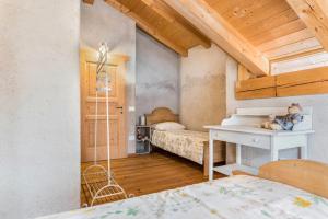 a bedroom with two beds and a staircase in a room at Baita Al Rossat in Sant’Orsola