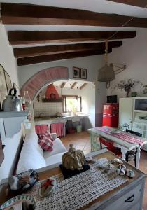 a living room with a white couch and a table at Mare Colline Città d'Arte in Rosignano Marittimo