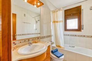 a bathroom with a sink and a tub and a toilet at Ampuriabrava in Empuriabrava +13 photos
