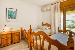 a bedroom with two beds and a window at Ampuriabrava in Empuriabrava