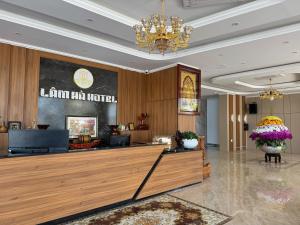a lobby of a hotel with a chandelier at Khách sạn Lâm Hà - Laha Hotel in Riong Serignac
