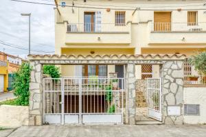 a house with a gate in front of it at Ampuriabrava in Empuriabrava