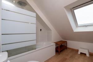 a bathroom with a tub and a window at Ty Eole Maison Tout Confort 10p in Quiberon +19 photos