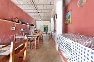 a restaurant with tables and chairs and a red wall at Vivienda V Torres 4 in Vega de San Mateo +18 photos