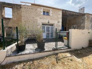a house with a fence in front of it at Le Luna in Vindelle