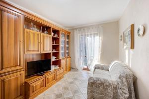 a living room with a flat screen tv and a couch at Agriturismo U'Spigu Nonna Annetta in Nasino