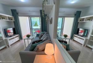 a living room with a couch and a tv at Apartamento Isla Feliz in San Miguel de Abona