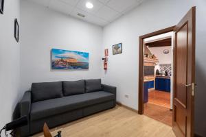a living room with a couch and a kitchen at Casa Matyas in Icod de los Vinos