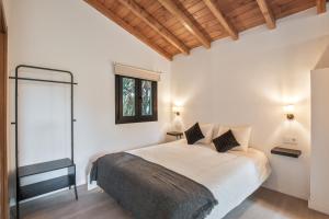 a bedroom with a large bed in a room at Finca Los Tilos Moya in Moya