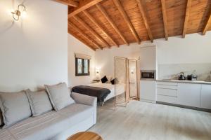 a living room with a couch and a bed at Finca Los Tilos Moya in Moya