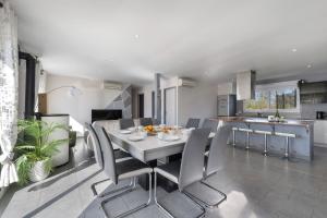 a kitchen and dining room with a table and chairs at Maison d'Elise in Kerlouan
