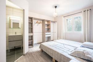 a bedroom with a bed and a sink and a mirror at Maison vélo et ski in Saint-Jean-de-Maurienne