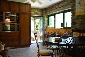 a kitchen with a table and chairs in a room at Quinta Pé Franco in Medrões