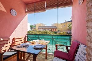 a table and chairs on a balcony with a view at Duplex Luminoso Campo de Golf in Islantilla
