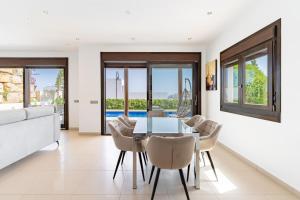 a dining room with a glass table and chairs at Chalet En La Cala De Mijas Costa in Mijas Costa