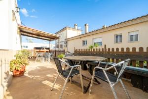 a patio with a table and chairs on a balcony at Caseta de l'avi in Camarles