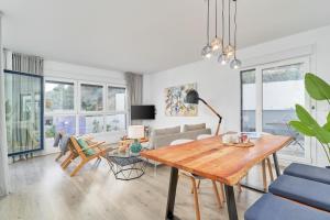 a living room with a table and a couch at Apartamento Playa Cabria in Almuñécar