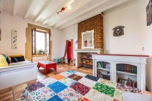 a bedroom with a bed and a couch in a room at Gite de l'Ecluse in Bassanne