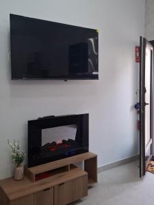 a flat screen tv sitting on top of a wall at La Jara Rosa in Los Navalucillos