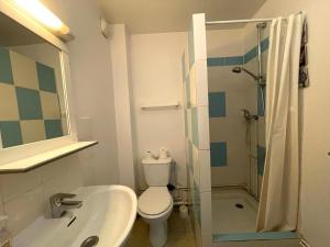 a bathroom with a toilet and a sink and a shower at Hyper centre, rue piétonne, calme in Dijon