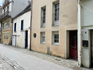 an empty alley with a building with a door at Hyper centre, rue piétonne, calme in Dijon