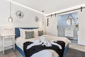 a bedroom with a bed with towels on it at Chabelas Loft in Lajita