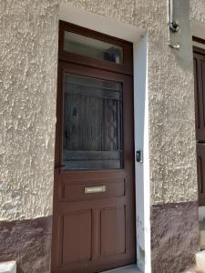 a brown door with a window on a building at App de caractère Centre Joigny Z1 in Joigny