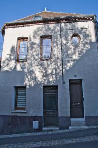 a building with two doors on the side of it at App de caractère Centre Joigny Z1 in Joigny